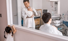 Tuấn Hưng chia sẻ ảnh ôm con trai thứ 3 nhưng fan lầm tưởng Lý Hải lại 'lên chức'