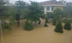 Chùm ảnh: Mưa lũ đổ bộ, các tỉnh miền Trung ngập sâu trên diện rộng