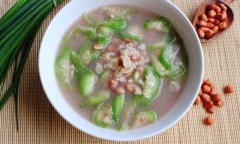 Món ngon mỗi ngày: Canh mướp nấu lạc ngọt bùi, lạ miệng
