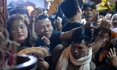 Biển người chen chân lúc 0h sáng tại lễ Khai ấn đền Trần