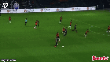 Video: Xuân Trường kiến tạo cực đẹp mắt trong trận đầu đá chính ở Thái