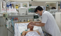 Uống rượu ở đám giỗ, 3 thanh niên nhập viện cấp cứu vì ngộ độc methanol 