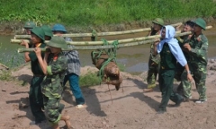Đào đất, phát hiện quả bom nặng 250kg dưới chân đê sông Luộc