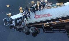Container mất lái lao thẳng xuống sông, hai người thương vong