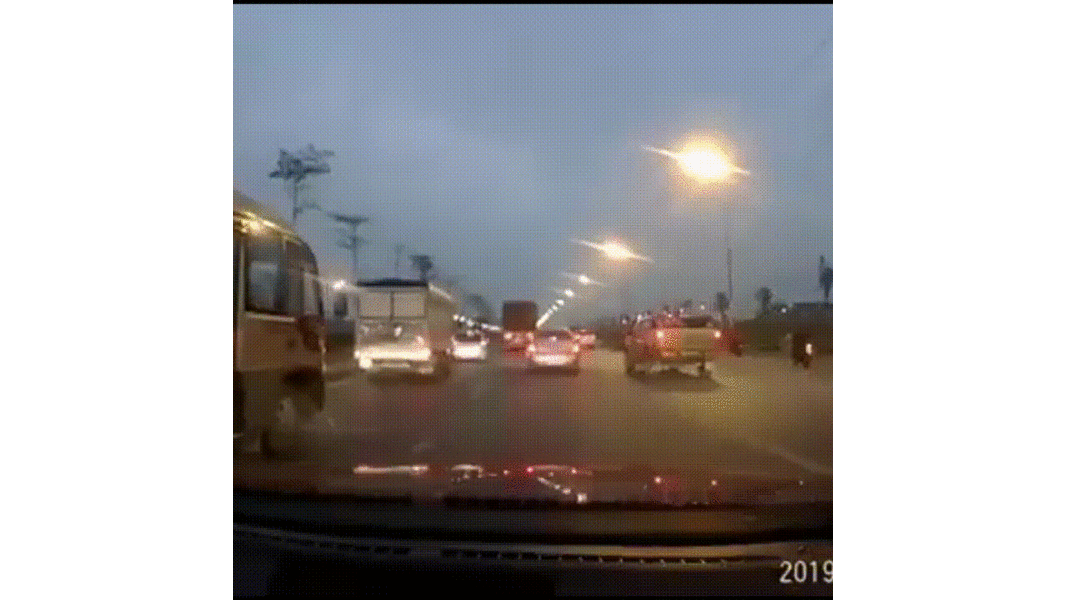 Video: Ô tô mất lái đâm vào dải phân cách, lật ngửa giữa đường