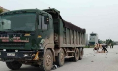 Tin tai nạn giao thông mới nhất ngày 9/4/2020: Ô tô tải cuốn xe máy vào gầm, 3 người thương vong