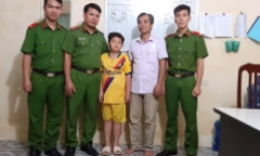 Công an huyện Mỹ Đức: Bàn giao cháu bé bị lạc cho gia đình