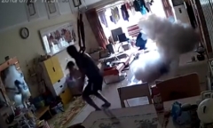 Video: Xe đạp điện đang sạc bất ngờ nổ tung, 2 bố con thoát chết trong gang tấc