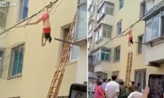 Mặc nội y lau cửa sổ, bỗng nhiên bị rơi xuống rồi mắc ngược vào dây điện