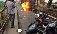Hà Nội: Xe máy bốc cháy ngùn ngụt trên cầu Long Biên