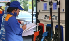 Giá xăng bán lẻ đứng trước cơ hội giảm mạnh