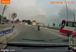 Video: Cú đâm cực mạnh của ô tô khách khiến người đi xe máy gục tại chỗ