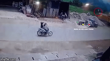 Video: Ngã từ xe ben xuống, người đàn ông bị vùi trong đống cát ở Hòa Bình
