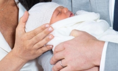 Con trai của Hoàng tử Harry và công nương Meghan lần đầu ra mắt công chúng