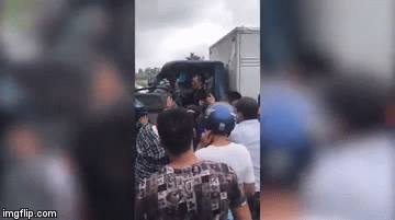 Video: Người dân hợp sức phá cửa cabin, đưa tài xế ra ngoài sau tai nạn bất ngờ