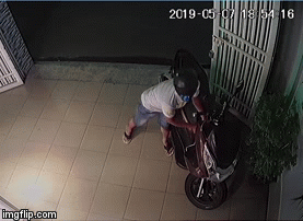 Video: Tên trộm liều lĩnh lẻn vào nhà trộm xe máy PCX hơn 60 triệu đồng dù đang có chủ ở nhà