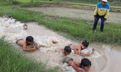 3 chàng trai ngăn suối, làm điều cảm động dưới chân núi Chư Đăng Ya