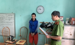 Khởi tố gã