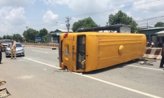 Tin tức tai nạn giao thông mới nhất hôm nay 19/8/2019: Xe khách lật ở Bình Dương, 10 người bị thương