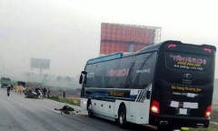 Tin tức tai nạn giao thông mới nhất hôm nay 24/11/2019: Xe khách tông 2 bố con tử vong