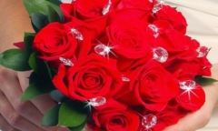 Khách đặt bó hoa 35 triệu đồng dịp Valentine, shop thuê xe bán tải vận chuyển