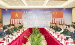 Đại tướng Ngô Xuân Lịch hội đàm với Thượng tướng Ngụy Phượng Hòa