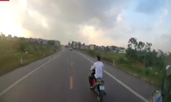 Thanh niên không đội mũ bảo hiểm, liều lĩnh đánh võng trước mũi ô tô
