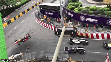 Video: Nữ tay đua xinh đẹp “bay” khỏi đường đua với tốc độ 273km/h