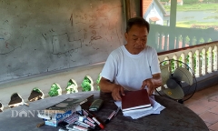 “Thầy giáo làng” 73 tuổi mở lớp dạy tiếng Anh miễn phí cho trẻ em nghèo