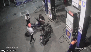 Video: Nhắc khách không nghe điện thoại, nhân viên cây xăng bị đâm trọng thương