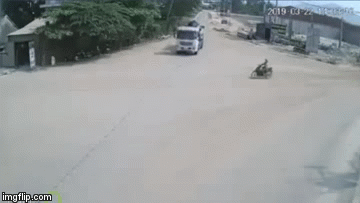 Video: Khoảnh khắc người phụ nữ lao thẳng vào xe bồn giữa ngã ba và cái kết khó tin