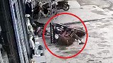 Video: Người đàn ông say xỉn lái xe máy xuyên thủng biển quảng cáo