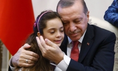 Tổng thống Thổ Nhĩ Kỳ xúc động khi gặp bé gái “hiện tượng Syria”