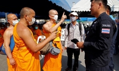 Cảnh sát Thái phong tỏa ngôi chùa để tìm nhà sư tham nhũng