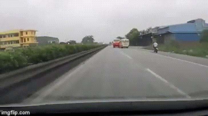Người đi đường thót tim với màn truy đuổi của xe khách và xe buýt trên quốc lộ 5