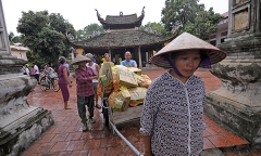 Người dân vùng rốn lũ Chương Mỹ kéo xe bò, chèo thuyền nhận hàng cứu trợ