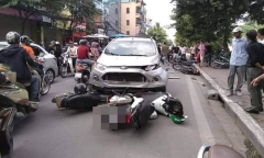 Ô tô đâm liên hoàn 4 xe máy khiến 6 người nhập viện 