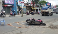 Đi khám bệnh về, hai vợ chồng thương vong dưới bánh xe ben