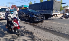 Bạc Liêu: Xe 7 chỗ mất lái tông vào đuôi xe tải đang chờ đèn đỏ