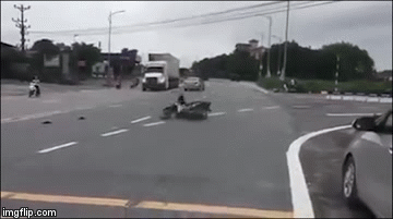 Video: Xe máy không người lái tự quay hàng chục vòng giữa đường