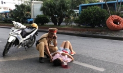 Tin tai nạn giao thông mới nhất ngày 19/7/2020: Giật mình vì tiếng còi xe, người phụ nữ ngã ra đường Hà Nội nguy kịch?