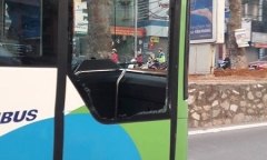Hà Nội: Xe buýt nhanh BRT gặp nạn trên đường Giảng Võ