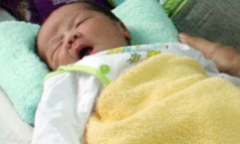 Bé gái sơ sinh nặng 3kg bị bỏ rơi bên đường quốc lộ