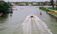 Vỏ lãi tông nhau, 1 người mất tích trên sông Trẹm