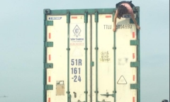 Video: Người phụ nữ nhảy múa trên nóc xe container ở Hà Nội