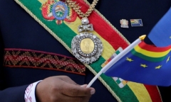 Huân chương vàng nạm ngọc lục bảo của Tổng thống Bolivia bị đánh cắp tại phố đèn đỏ