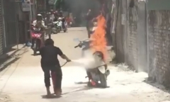 Video: Người phụ nữ bất lực nhìn chiếc xe máy bốc cháy dữ dội