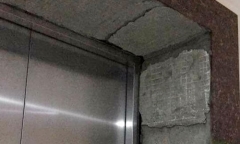 Bị gạch ốp cửa thang máy rơi trúng đầu, bé trai 6 tuổi phải nhập viện