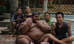 Cậu bé nặng gần 200 kg đã giảm được 30 kg
