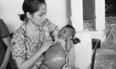 Bé gái 8 tháng tuổi bụng trướng như cái trống và lời thỉnh cầu đẫm nước mắt của cặp vợ chồng khốn khổ